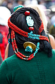 Rückansicht einer Person mit Kopfschmuck auf dem Borkhar-Markt, Lhasa, Tibet