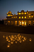 Beleuchtete Laternen vor einem Luxushotel bei Nacht in Jaipur, Indien, Jaipur, Bundesstaat Rajasthan, Indien