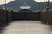 Großer Frachter im Panamakanal,Panama