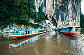 Zwei Kreuzfahrtschiffe an den Pak Ou-Höhlen auf dem Mekong, Laos