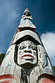 Totempfahl, der in den Himmel ragt, im Haida Heritage Center, Skidegate, Haida Gwaii, British Columbia, Kanada