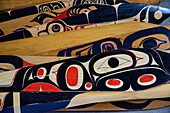 Nahaufnahme von Haida-Kanupaddeln in Old Massett, einer Haida-Gemeinde auf Graham Island, Graham Island, Haida Gwaii, British Columbia, Kanada