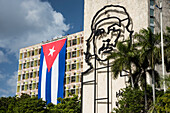 Platz der Revolution mit der kubanischen Flagge und einem Bild von Che Guevara an einem Regierungsgebäude, Havanna, Kuba