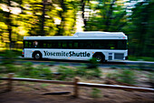 Hybrider diesel-elektrischer Touristenbus im Yosemite-Nationalpark in Utah,USA,Utah,Vereinigte Staaten von Amerika