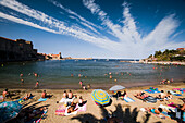 Sonnenanbeter und Badegäste an der französischen Küste in Collioure, Collioure, Pyrenees Orientales, Frankreich