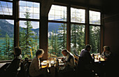 Gäste genießen eine Mahlzeit im Speisesaal der Lodge im Yoho-Nationalpark, BC, Kanada, British Columbia, Kanada