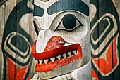 Detail eines Kunstwerks auf einem Totenpfahl in der Stadtverwaltung von Old Massett, Haida Gwaii, Haida Gwaii, British Columbia, Kanada