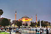 Hagia Sophia Große Moschee in der Dämmerung, 360 n. Chr., UNESCO-Weltkulturerbe, Istanbul, Türkei