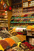 Geschäft mit verschiedenen Waren auf einem Gewürzbasar,Istanbul,Türkei