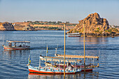 Touristenboot auf dem Nil zum Philae-Tempel bei Assuan, Ägypten, Ägypten