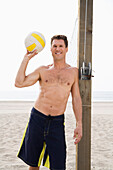 Porträt eines Mannes, der einen Volleyball hält
