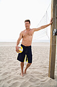 Porträt eines Mannes, der einen Volleyball hält