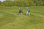 Ehepaar auf dem Golfplatz
