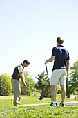 Golfer üben auf dem Putting Green