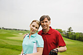 Vater und Tochter beim Golfen