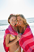 Mutter und Tochter am Strand, Florida, USA