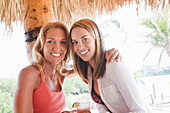 Zwei Frauen in Tiki Hut,Florida,USA