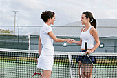 Tennisspieler schütteln sich die Hände