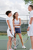 Gruppe von Menschen beim Tennisspielen