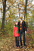 Paar beim Spaziergang im Wald im Herbst