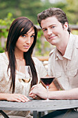 Ehepaar trinkt Wein auf der Veranda