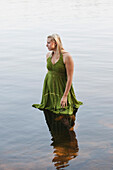 Frau stehend im Kahshe Lake, Muskoka, Ontario, Kanada