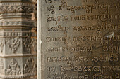 Sanskrit-Inschrift im Lolei-Tempel, Roluos-Gruppe, Angkor, Kambodscha