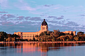 Legislative Gebäude bei Sonnenuntergang Regina, Saskatchewan, Kanada