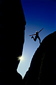 Silhouette einer Person, die über einen Abgrund springt Owens Valley, Kalifornien, USA