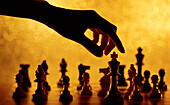 Nahaufnahme von Hand und Schachfiguren