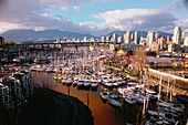 West End und Granville Island von der Granville Bridge aus gesehen, Vancouver, British Columbia, Kanada
