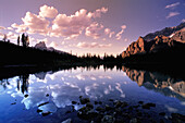 Sonnenuntergang über dem Schaffer Lake und den Bergen, Yoho National Park, British Columbia, Kanada