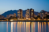 Stadt und Berge in der Dämmerung in der Stadt Vancouver, Kanada, Vancouver, British Columbia, Kanada