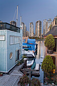 Schwimmende Häuser entlang des False Creek in Vancouver,Kanada in der Dämmerung,Vancouver,British Columbia,Kanada