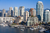 Jachthafen und Wohngebäude in der Innenstadt von Vancouver,Kanada,Vancouver,British Columbia,Kanada