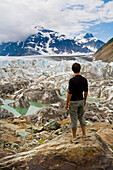 Jugendlicher am Salmon Glacier, Coast Mountains, nördlich von Stewart, British Columbia, Kanada