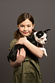 Kleines Mädchen hält Hund