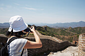 Touristen, die die Große Mauer fotografieren, China