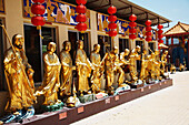 Von goldenen Buddha-Statuen gesäumter Weg zum Kloster der Zehntausend Buddhas, Sha Tin, Neuterritorien, China