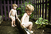 Kleinkinder spielen im Garten