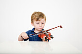 Junger Junge spielt Violine