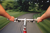 Nahaufnahme der Hände am Lenker eines Mountainbikes, Gatineau Park, Quebec, Kanada