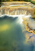 Wasser, das über Felsen rauscht, Agua Azul National Park, Chiapas, Mexiko