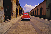 Rückansicht eines Oldtimers auf der Straße, Oaxaca, Mexiko