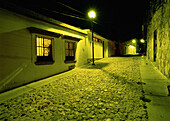 Gebäude und Kopfsteinpflasterstraße in der Nacht,Oaxaca,Mexiko
