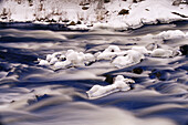 Nahaufnahme von Stromschnellen im Winter, Oxtongue River, Algonquin Provincial Park, Ontario, Kanada
