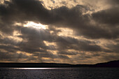 Sonnenlicht durch Wolken über dem Cedar Lake, Algonquin Provincial Park, Ontario, Kanada