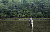 Mann Fliegenfischen,Cairns Pool,Beaverkill River,Catskill Park,New York,USA
