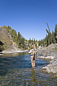 Mann beim Angeln im Fluss,Highwood River,Alberta,Kanada