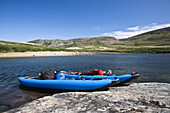 Kanus am Ufer des Soper River, Katannilik Territorial Park Reserve, Baffin Island, Nunavut, Kanada